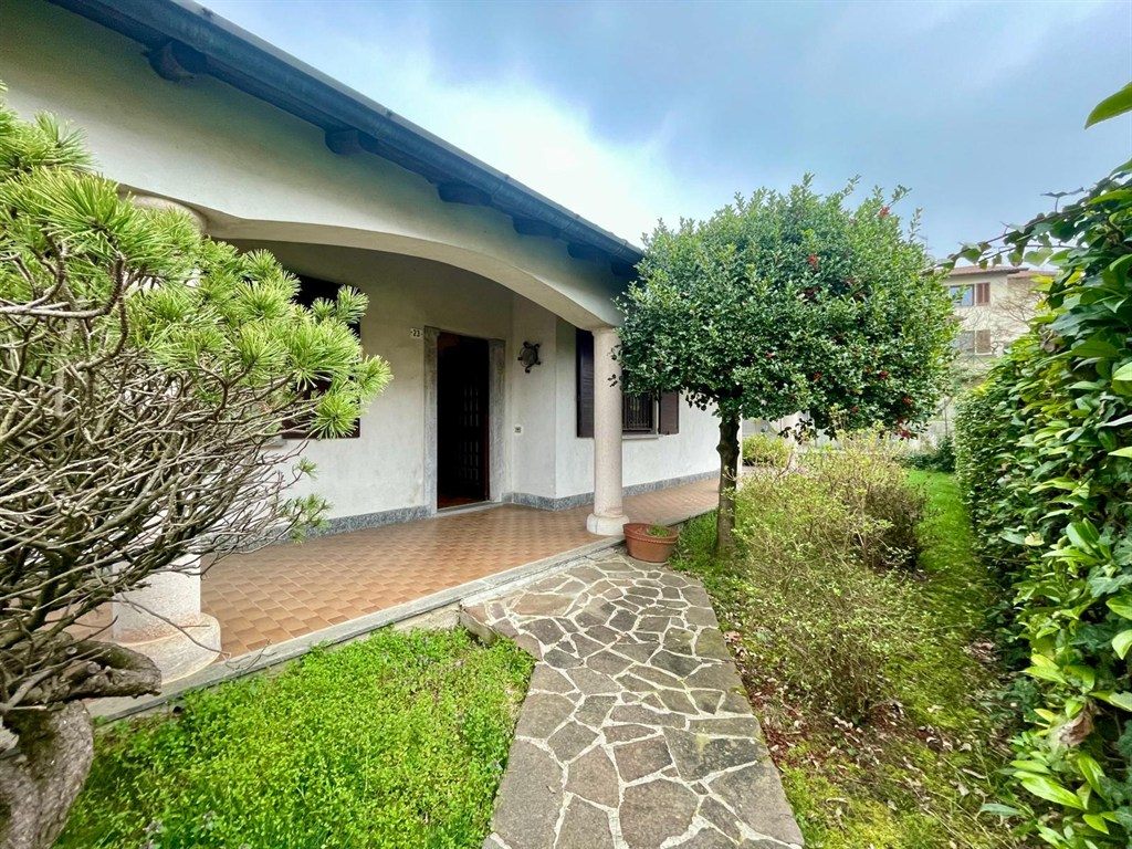 azzate vegonno - villa singola unifamigliare + 800 mq di giardino circostante.