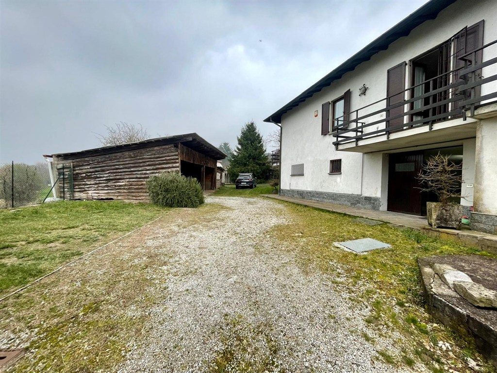 azzate vegonno - villa singola unifamigliare + 800 mq di giardino circostante.