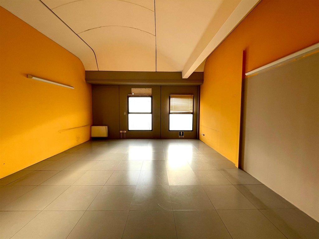 cdv1000 - ufficio indipedete di 3 grandi locali + 4 posti auto