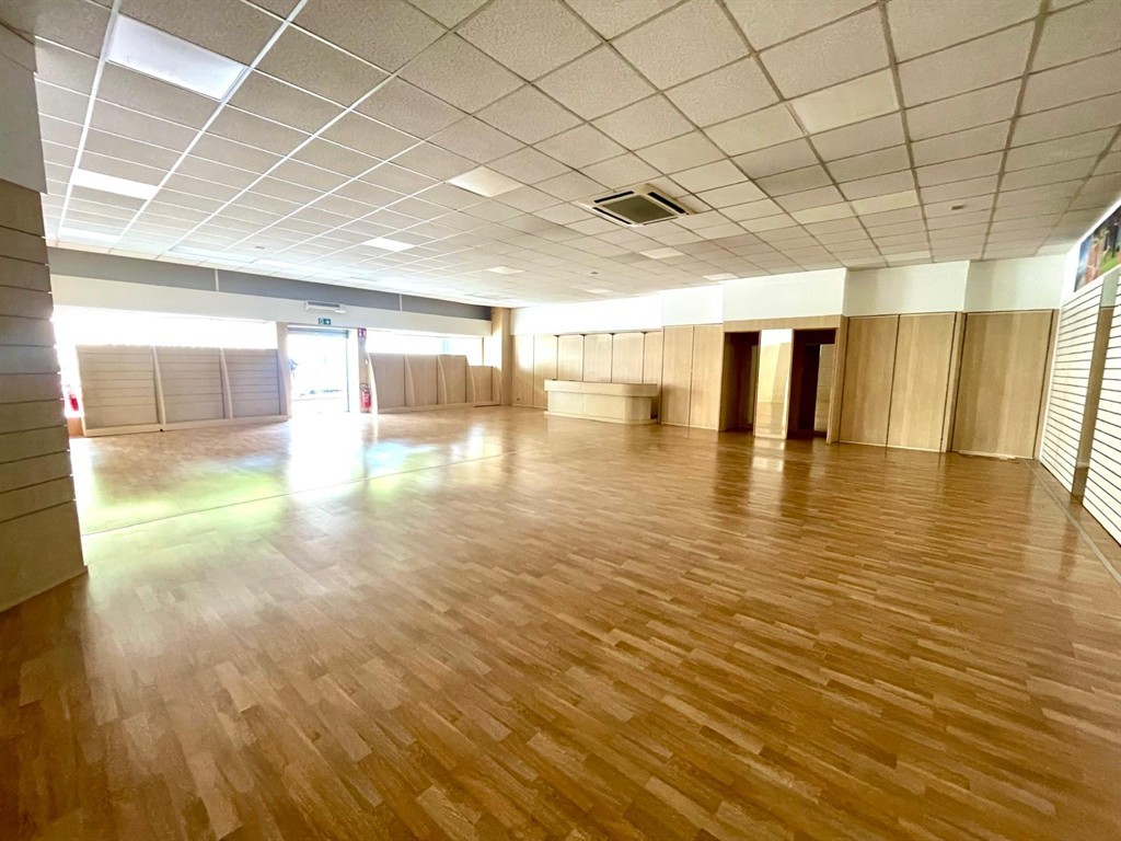 OTTIMA VISIBILITA'.. INTROVABILE NEGOZIO OPEN SPACE MQ 210 CON 2 AMPIE VETRINE .. LIBERO SUBITO