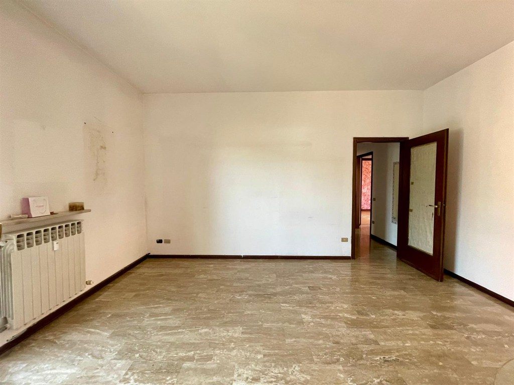 cst99 - ampio appartamento trilocale con box - cantina e balconi