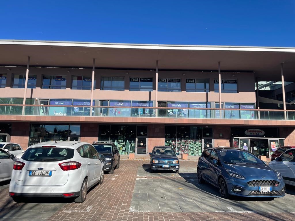 Nuovo negozio di circa 450 mq, dehor, ottima visibilità.. Ideale anche per ristorazione