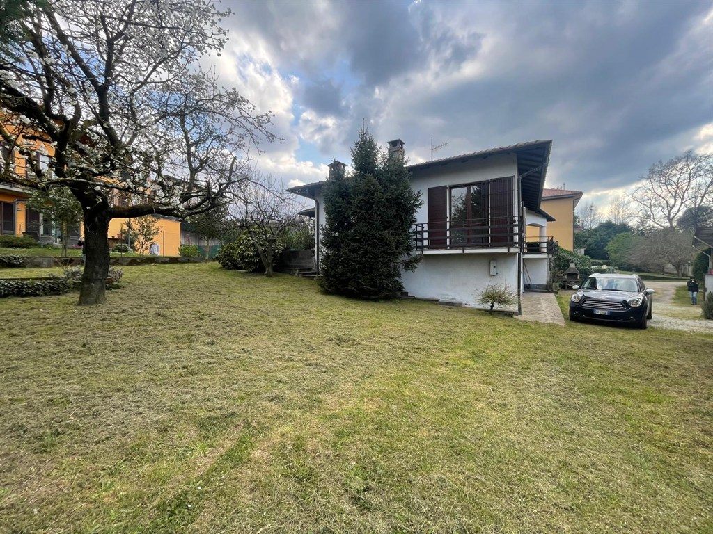 azzate vegonno - villa singola unifamigliare + 800 mq di giardino circostante.