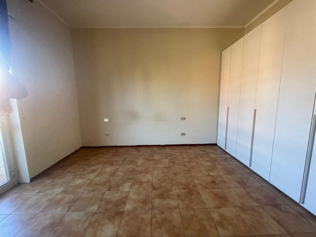 cst500 - ampio trilocale tutto balconato, box cantina e posto auto-- solo 750 € inclusi riscaldamento acqua e spese condominiali
