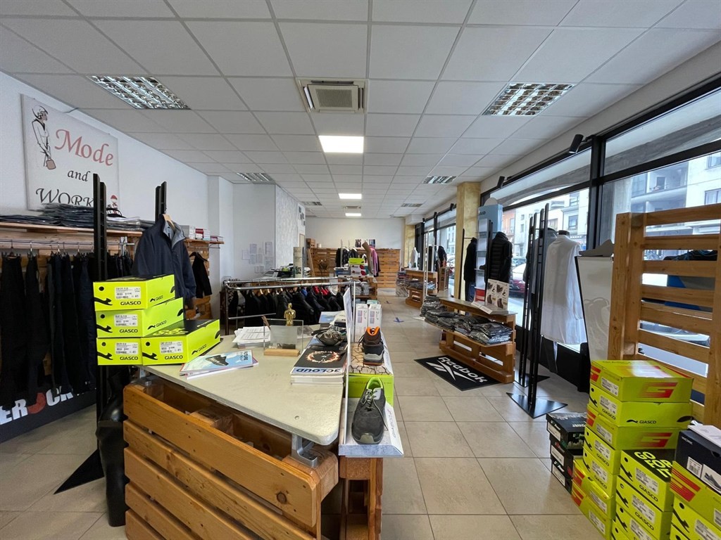 zzt175 - negozio con vetrine + ampio sottonegozio