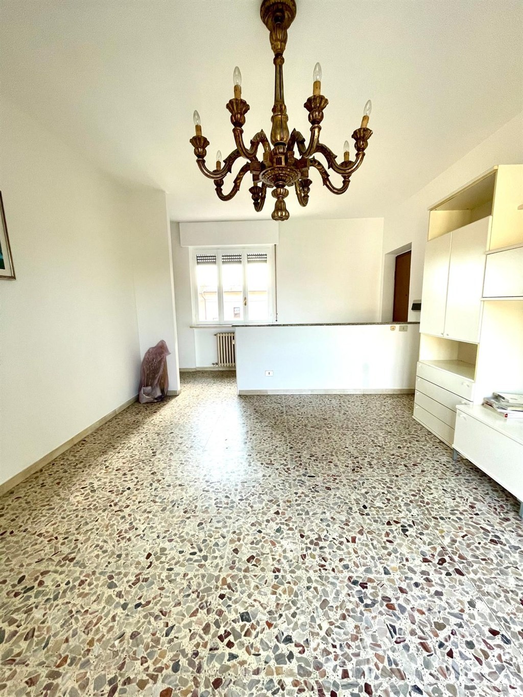 cst690 - 690 € mensili incluse le spese condimianili + riscaldamento ed acqua: ampio bilocale mq 70,  arredato,  3 balconi, cucina abitable, box e cantina