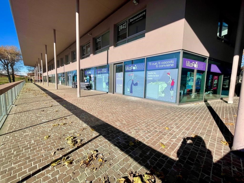 Nuovo negozio di circa 450 mq, dehor, ottima visibilità.. Ideale anche per ristorazione