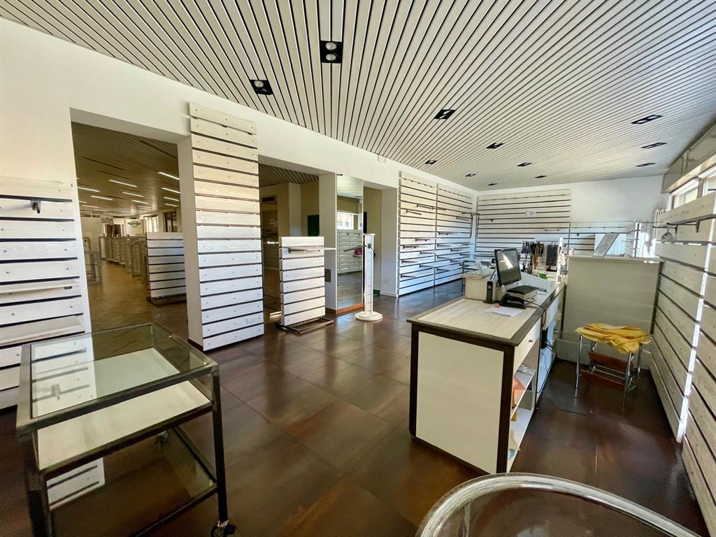 ottimo grande negozio con vetrine, magazzino, uffici - accesso carraio riservato