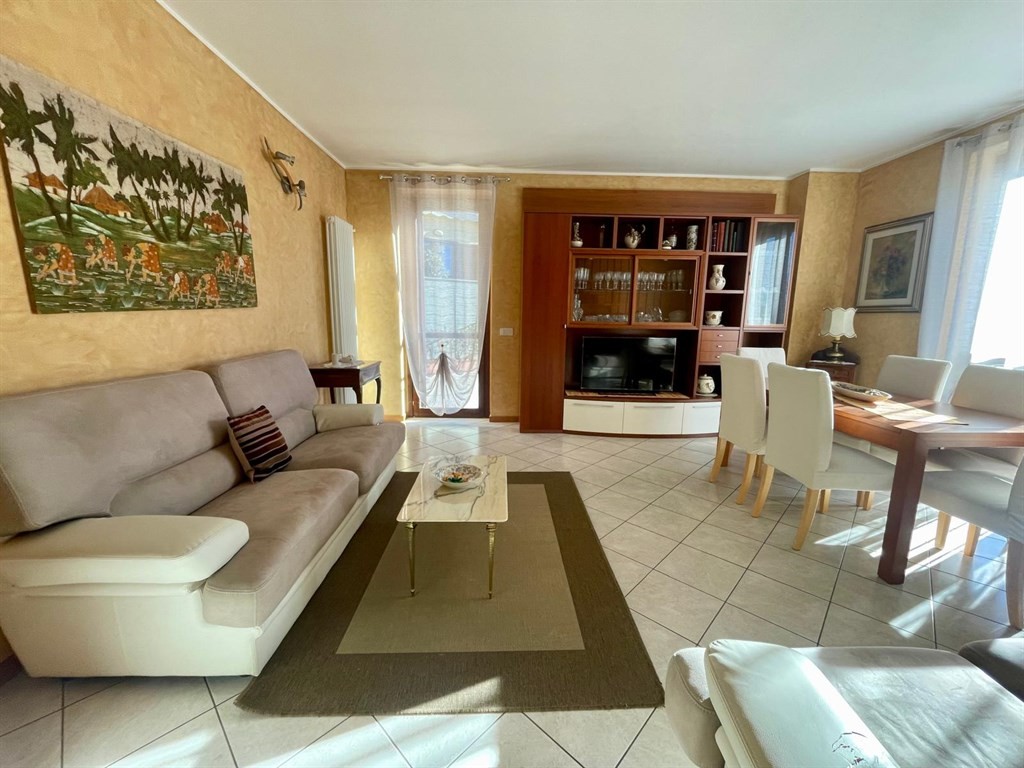 gl165- introvabile trilocale con terrazzino ed ampio box.. libero subito!