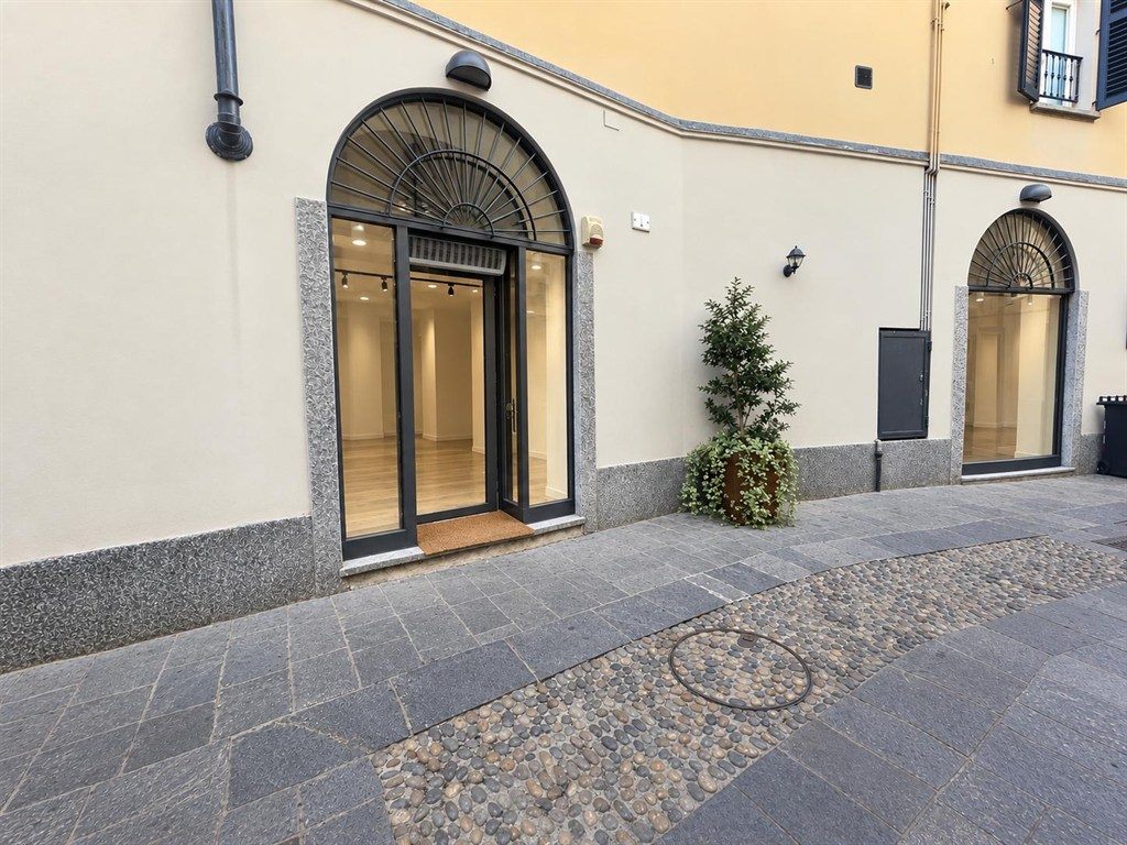NEGOZIO IN AFFITTO – CENTRO VARESE, VIA CATTANEO 1 - LIBERO DAL 01/02/2026
