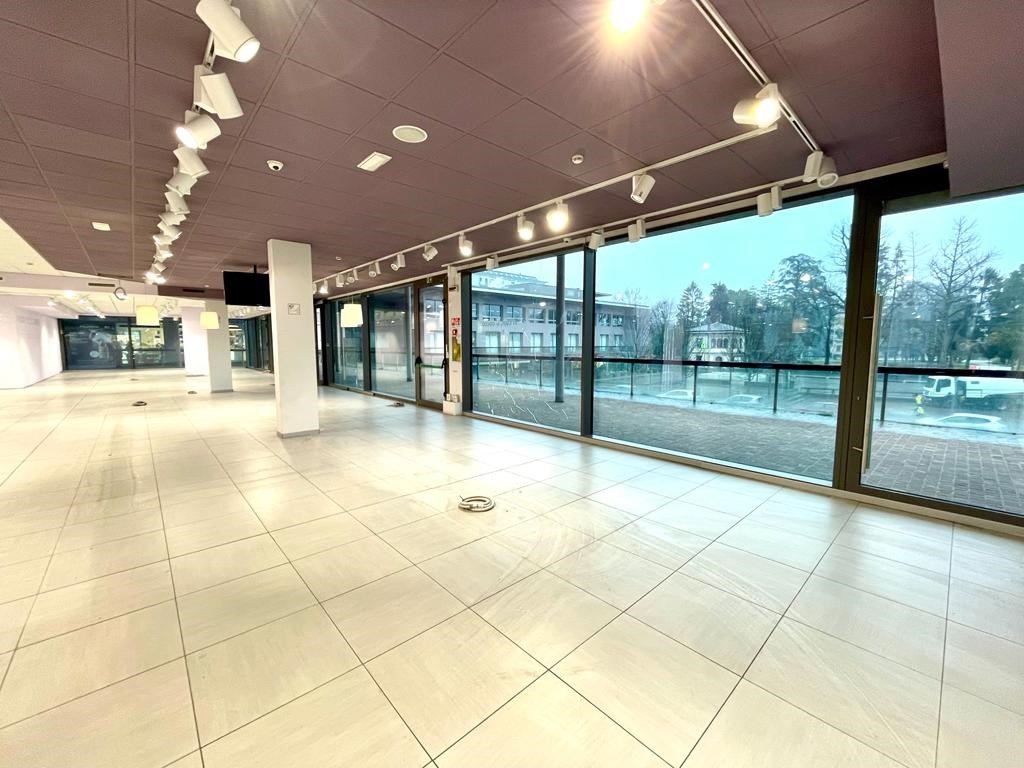 Nuovo negozio di circa 450 mq, dehor, ottima visibilità.. Ideale anche per ristorazione