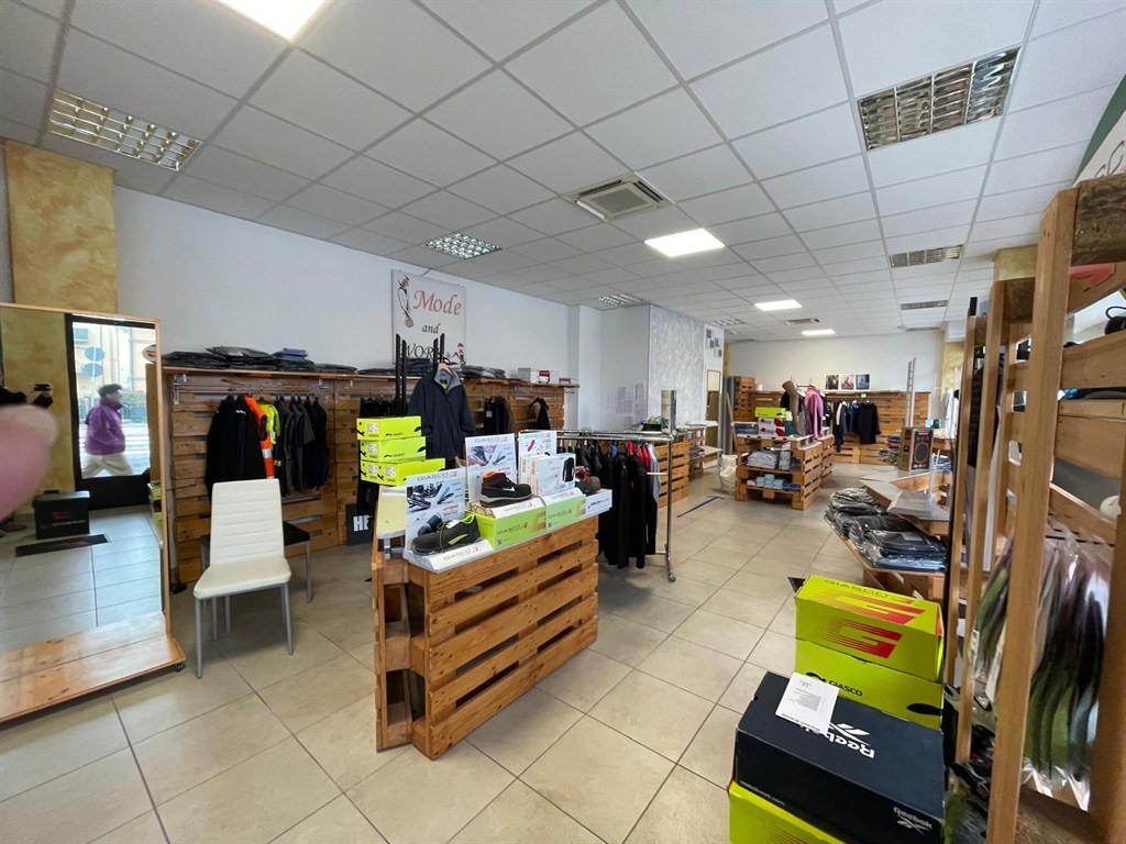 zzt175 - negozio con vetrine + ampio sottonegozio