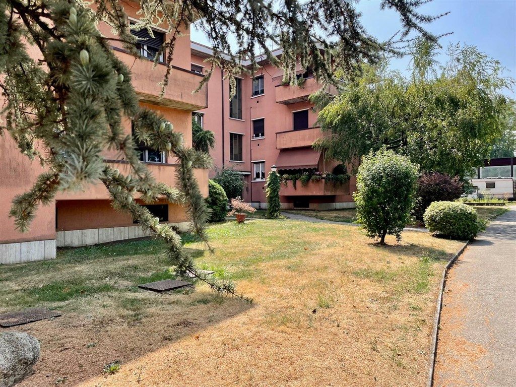 cst99 - ampio appartamento trilocale con box - cantina e balconi