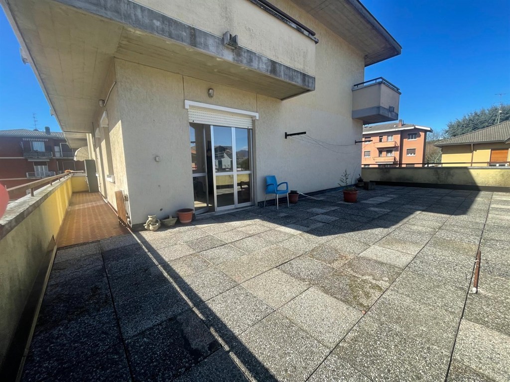 cst500 - ampio trilocale tutto balconato, box cantina e posto auto-- solo 750 € inclusi riscaldamento acqua e spese condominiali