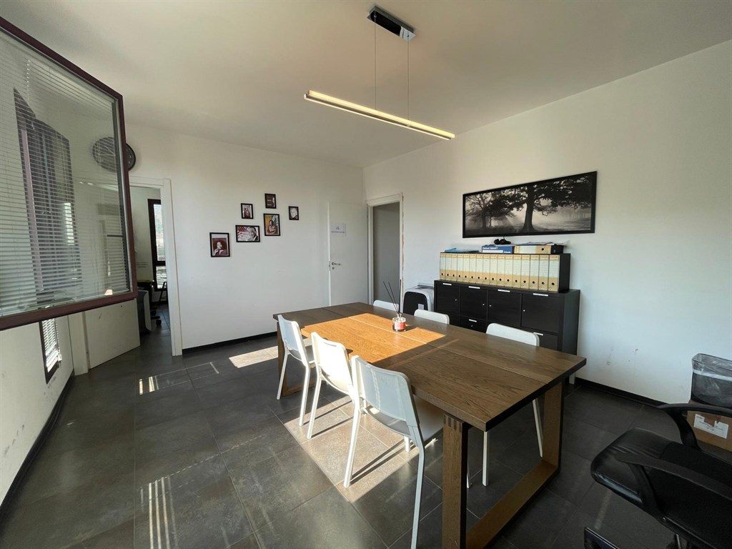 ampio ufficio open space + sala riunioni + n. 2 posti auto privati