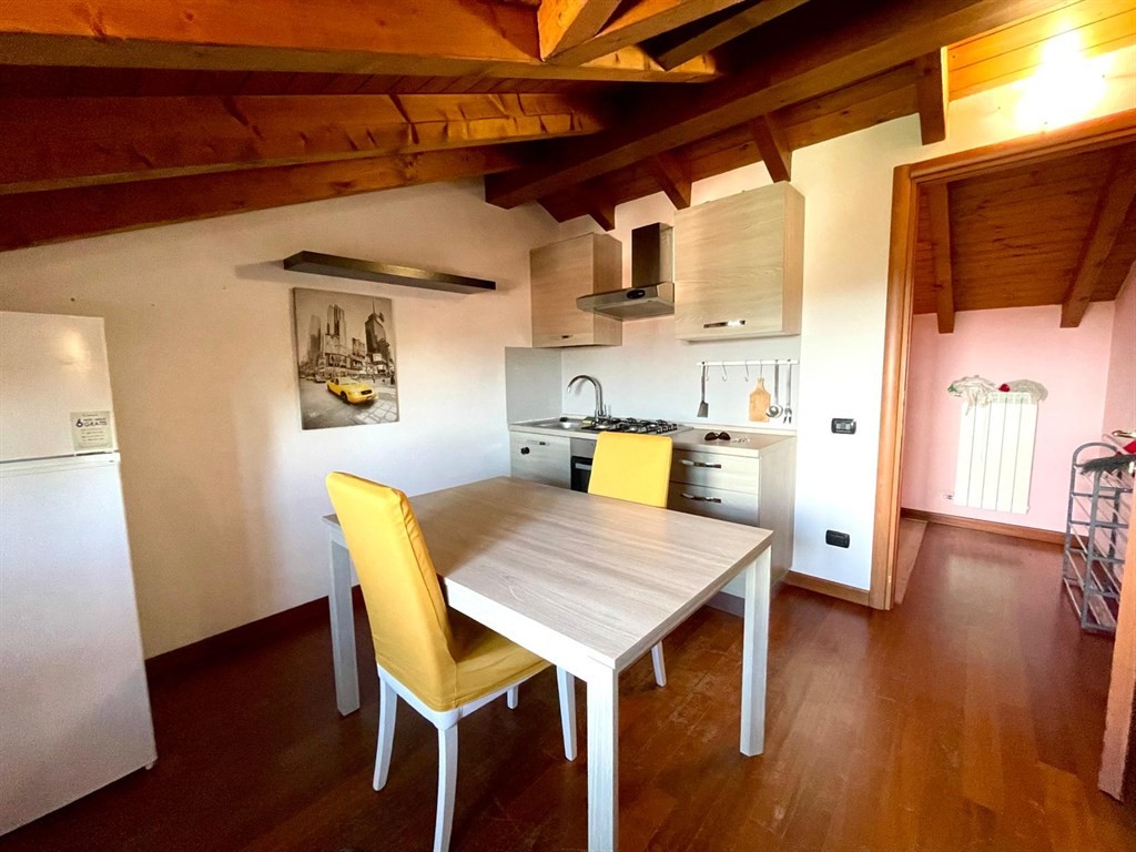 mrz630 - mansarda bilocale arredata con posto auto, solo 630 € tutte le bolletta incluse