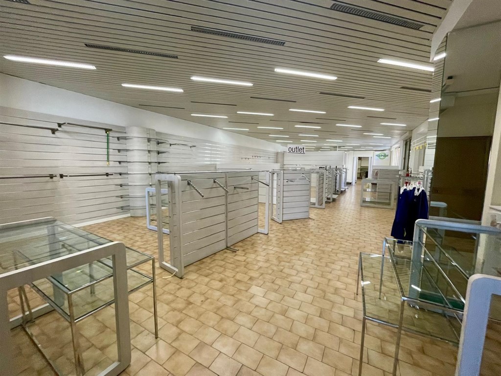 ottimo grande negozio con vetrine, magazzino, uffici - accesso carraio riservato