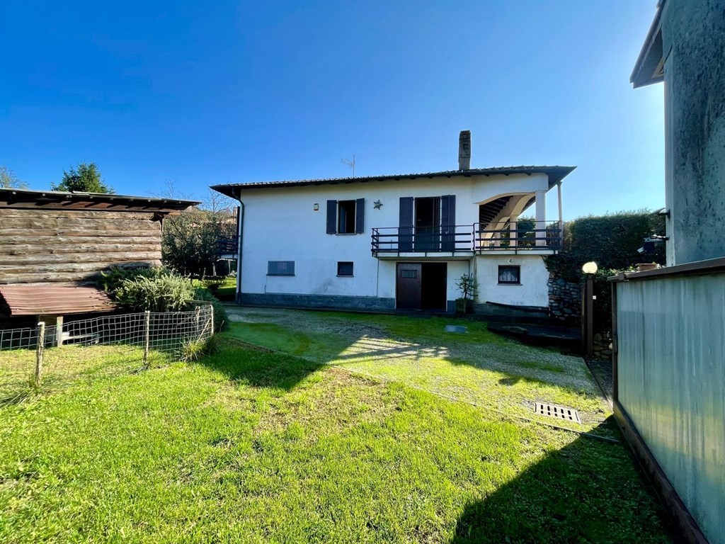 azzate vegonno - villa singola unifamigliare + 800 mq di giardino circostante.