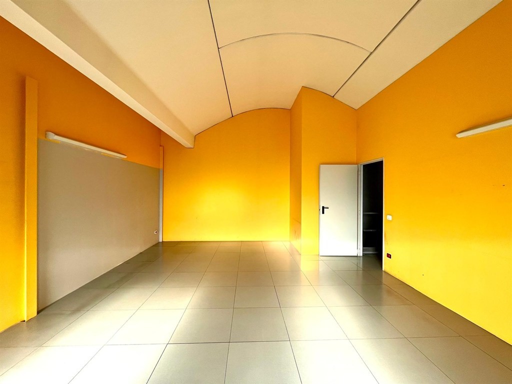 cdv1000 - ufficio indipedente di 3 grandi locali + 4 posti auto