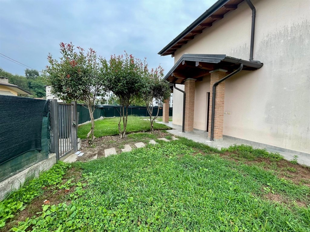 Villetta indipendente con ampio giardino – € 1.350/mese