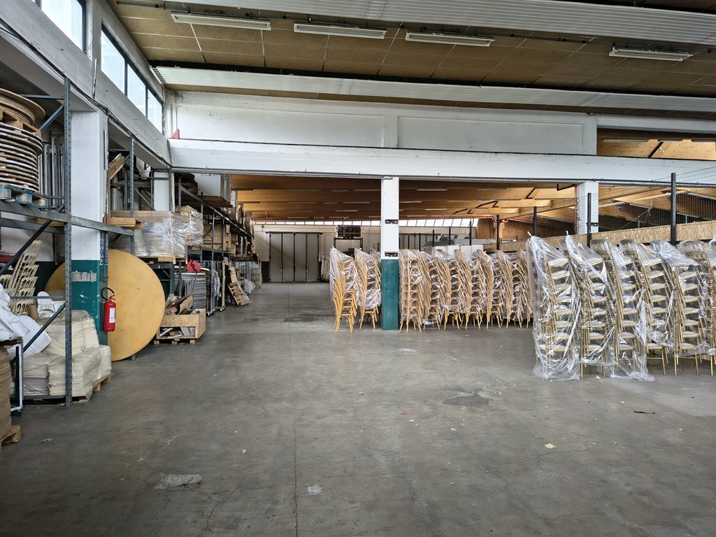 magazzino mq 270 open space.. como accessper carico e scarico