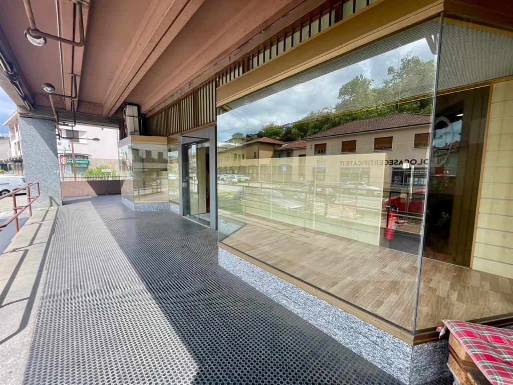 OTTIMA VISIBILITA'.. INTROVABILE NEGOZIO OPEN SPACE MQ 210 CON 2 AMPIE VETRINE .. LIBERO SUBITO