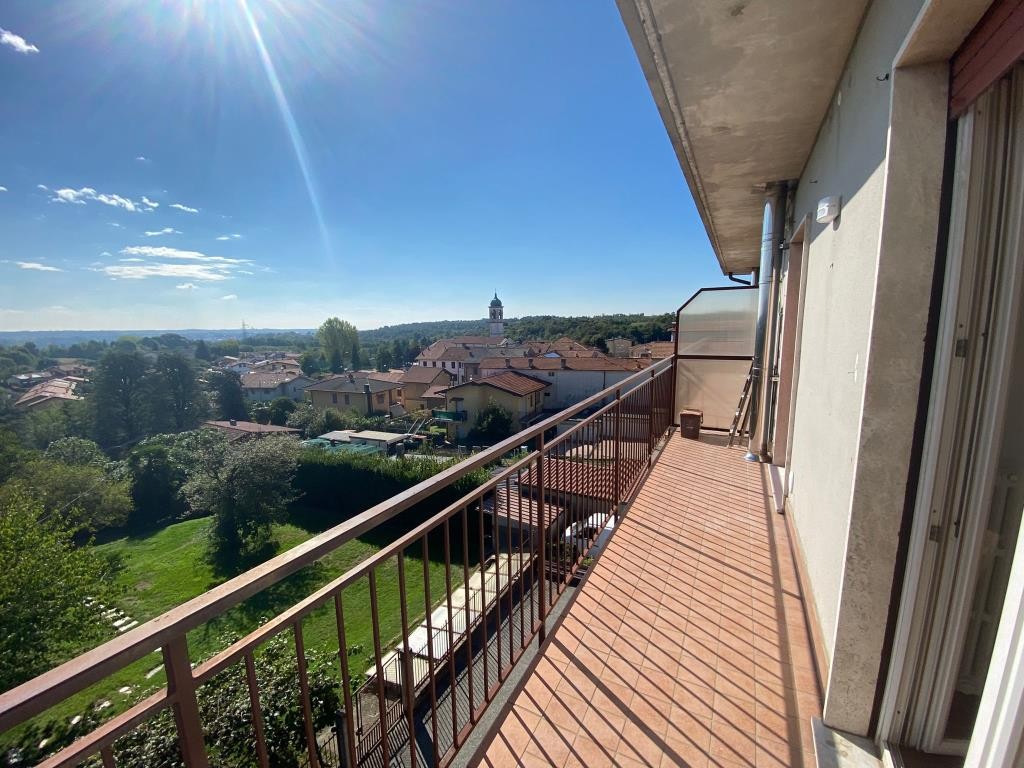 panoramico GRANDE bilocale mq 70 non arredato + box e cantina.. libero subito