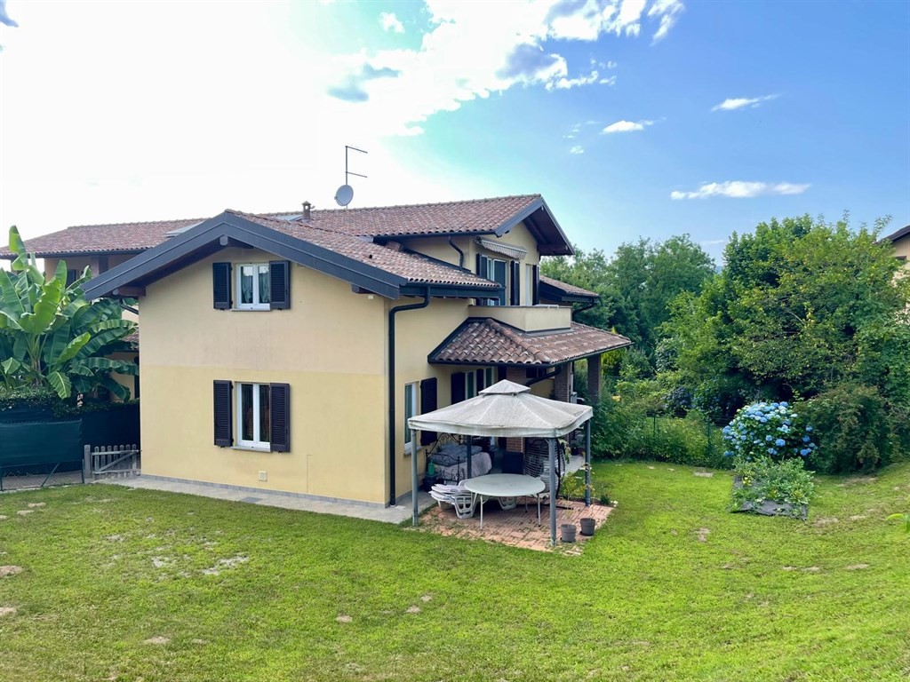 Appartamento mansardato - trilocale non arredato con doppi balconi e box doppio