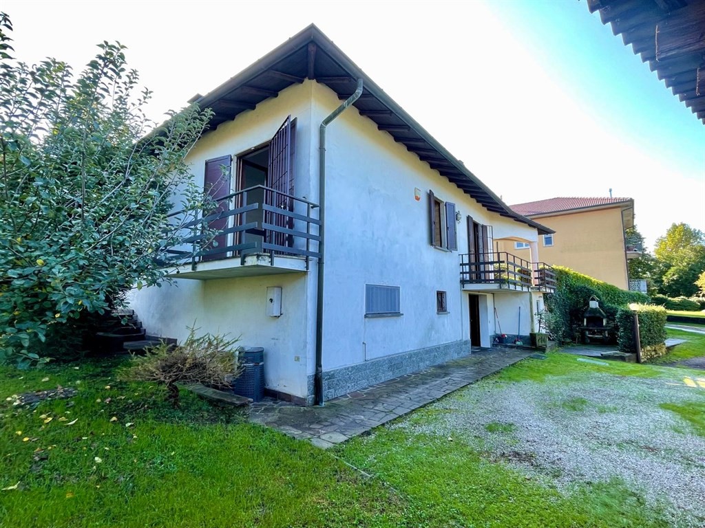 azzate vegonno - villa singola unifamigliare + 800 mq di giardino circostante.