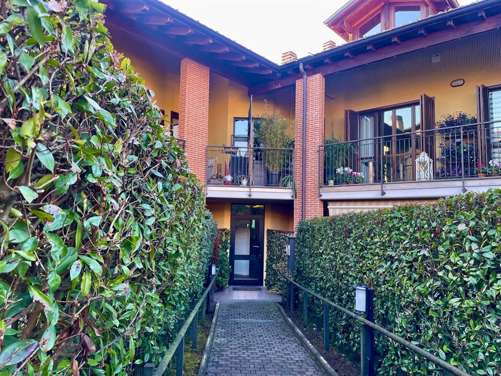 gl165- introvabile trilocale con terrazzino ed ampio box.. libero subito!