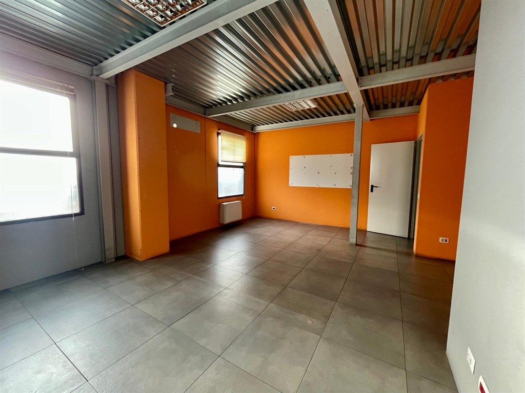 cdv1000 - ufficio indipedete di 3 grandi locali + 4 posti auto