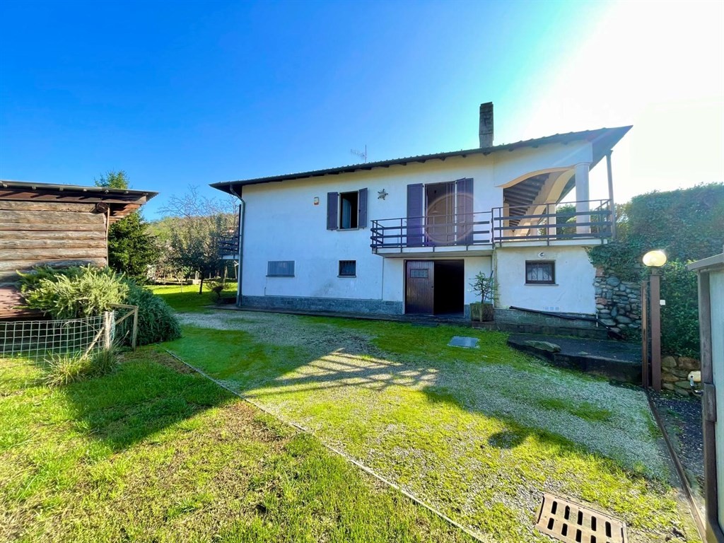 azzate vegonno - villa singola unifamigliare + 800 mq di giardino circostante.