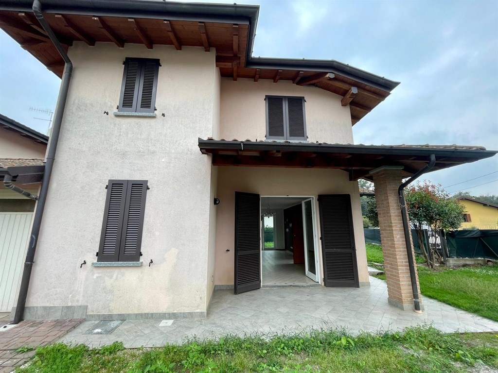 Villetta indipendente con ampio giardino – € 1.350/mese