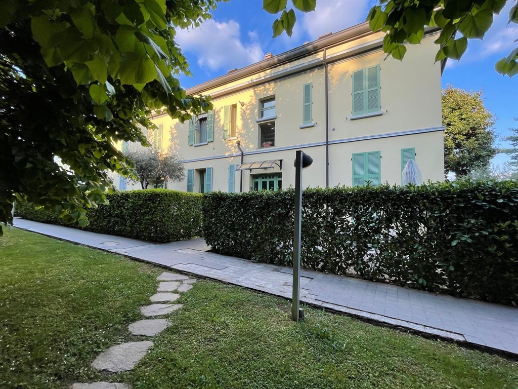 JO580 - in villa d'epoca, affittasi ottimo bilocale arredato con box, cantina  e posto auto