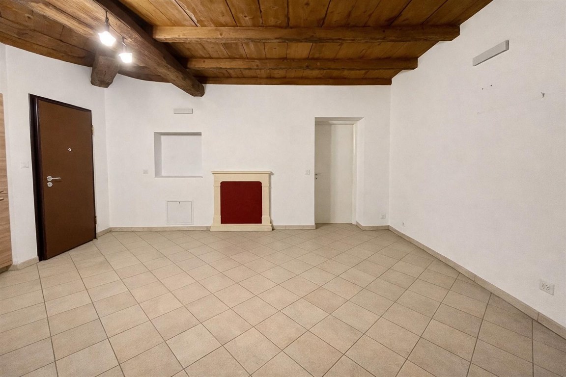 zzt570 - ampio bilocale non arredato con box