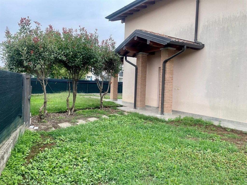 Villetta indipendente con ampio giardino – € 1.350/mese