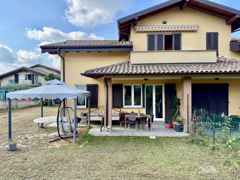mnt825 - contratto locazione 4 anni rinnovabili - villetta a schiera di 2 locaLi, doppi servizi, giardino mq 300 e doppio box.