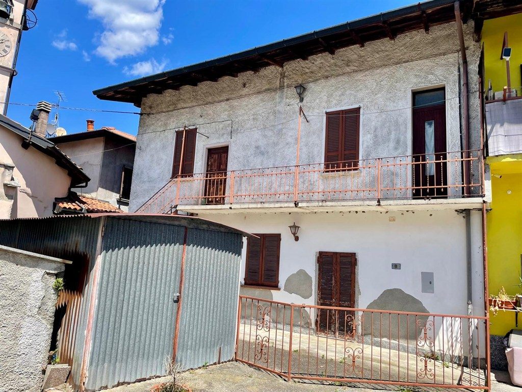 cdv69 - casa della nonna di 3 locali 2 bagni - area esterna privata recintata + box