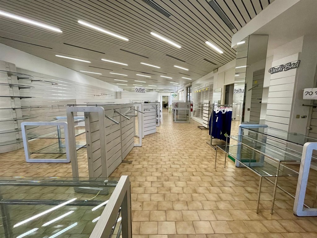 ottimo grande negozio con vetrine, magazzino, uffici - accesso carraio riservato