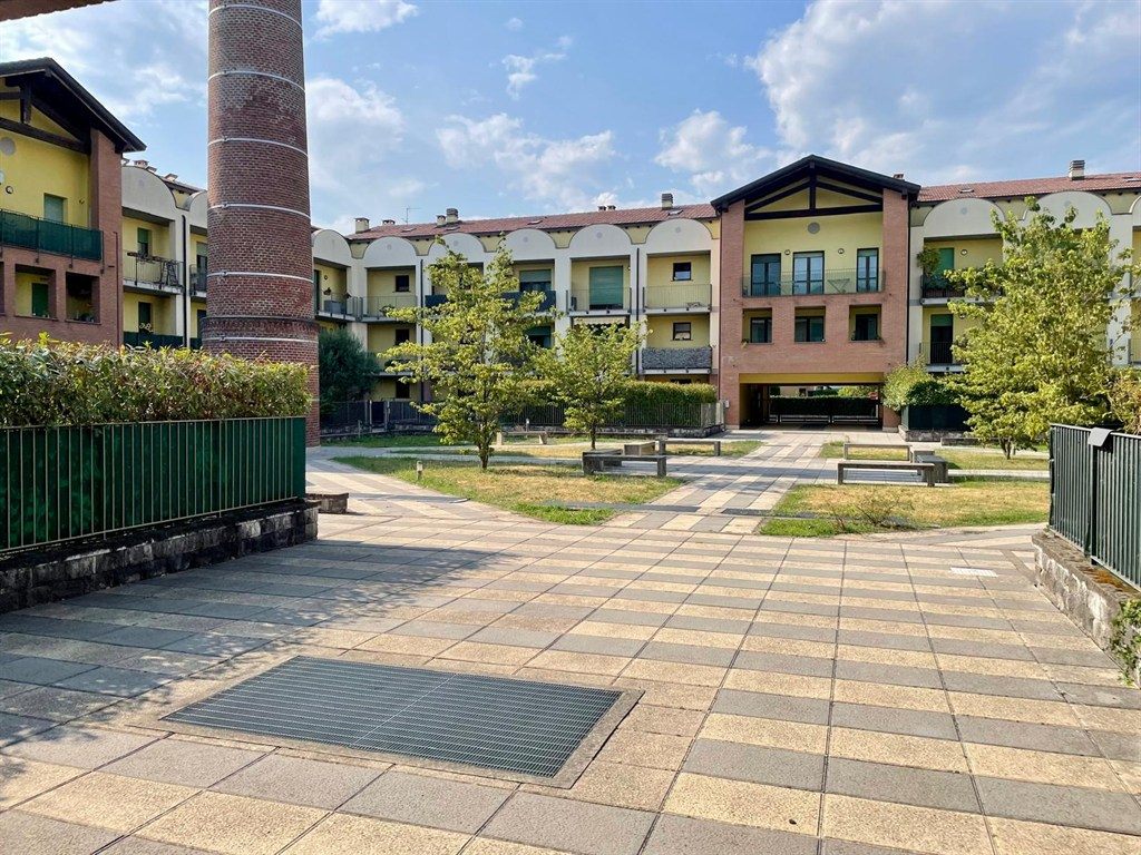 Bilocale con terrazzi coperti, box e ascensore nel cuore del paese